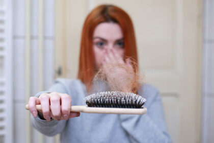 Por que os cabelos caem? Possíveis causas de queda de cabelo - Blog - Dicas Naturais - Uma Vida Mais Abundante