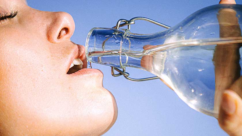 Hidrate sua pele saudavel - Mulher Rosto de mulher bebendo agua engarrafada -- Umavidamaisabundante.com