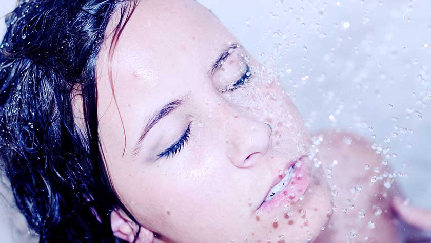 Limpeza de pele - mulher tomar banho. agua caindo na cara -- Umavidamaisabundante.com